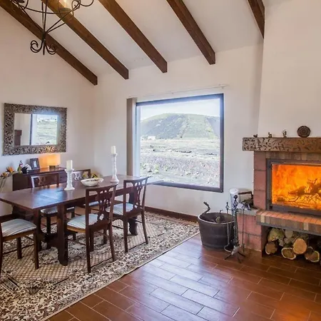 Ferienhaus Mit Wintergarten Auf Einer Finca Inmitten Einer Einzigartigen Kraterlandschaft *