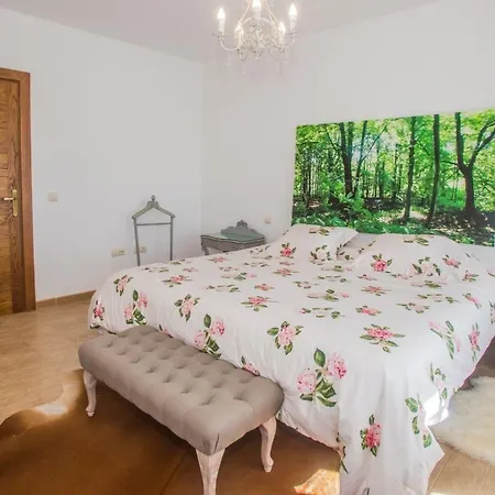 Ferienhaus Mit Wintergarten Auf Einer Finca Inmitten Einer Einzigartigen Kraterlandschaft *