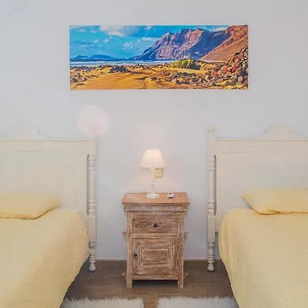Ferienhaus Mit Wintergarten Auf Einer Finca Inmitten Einer Einzigartigen Kraterlandschaft * Masdache