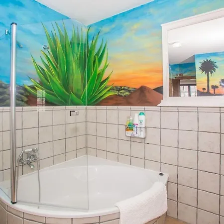 Ferienhaus Mit Wintergarten Auf Einer Finca Inmitten Einer Einzigartigen Kraterlandschaft