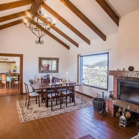 Ferienhaus Mit Wintergarten Auf Einer Finca Inmitten Einer Einzigartigen Kraterlandschaft Vakantiehuis Masdache