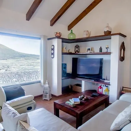 Ferienhaus Mit Wintergarten Auf Einer Finca Inmitten Einer Einzigartigen Kraterlandschaft * Masdache